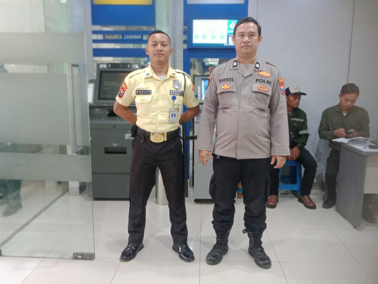 Anggota Polsek Mojoagung, Laksanakan pengamanan Obyek Vital di Bank BCA Mojoagung
