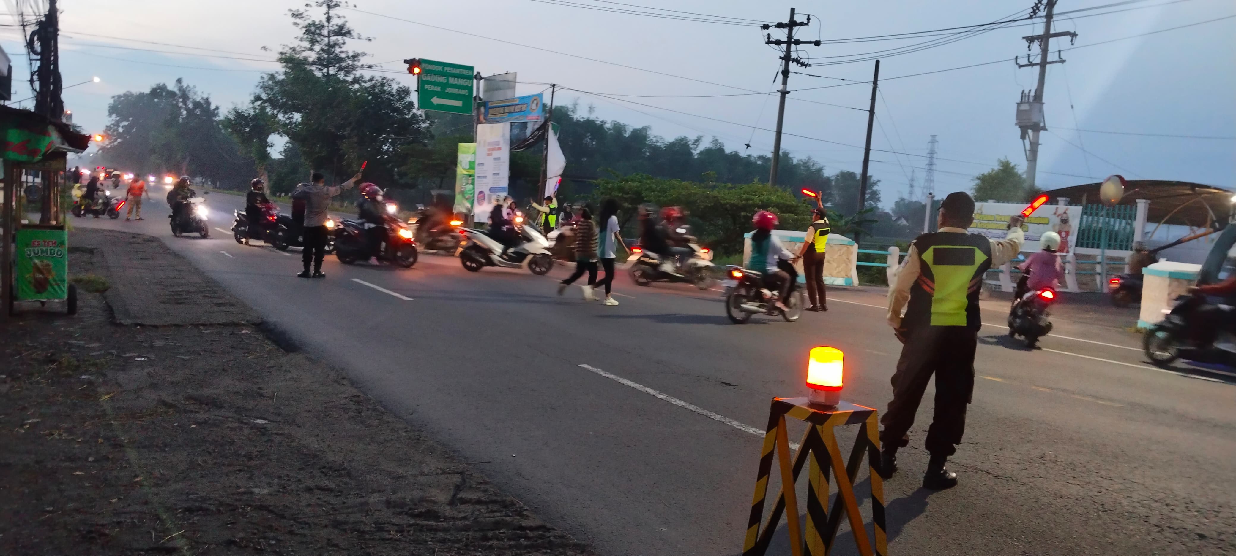Polsek Perak giat kring pagi hari diwilayah kecamatan perak cegah kemacetan arus lalu lintas