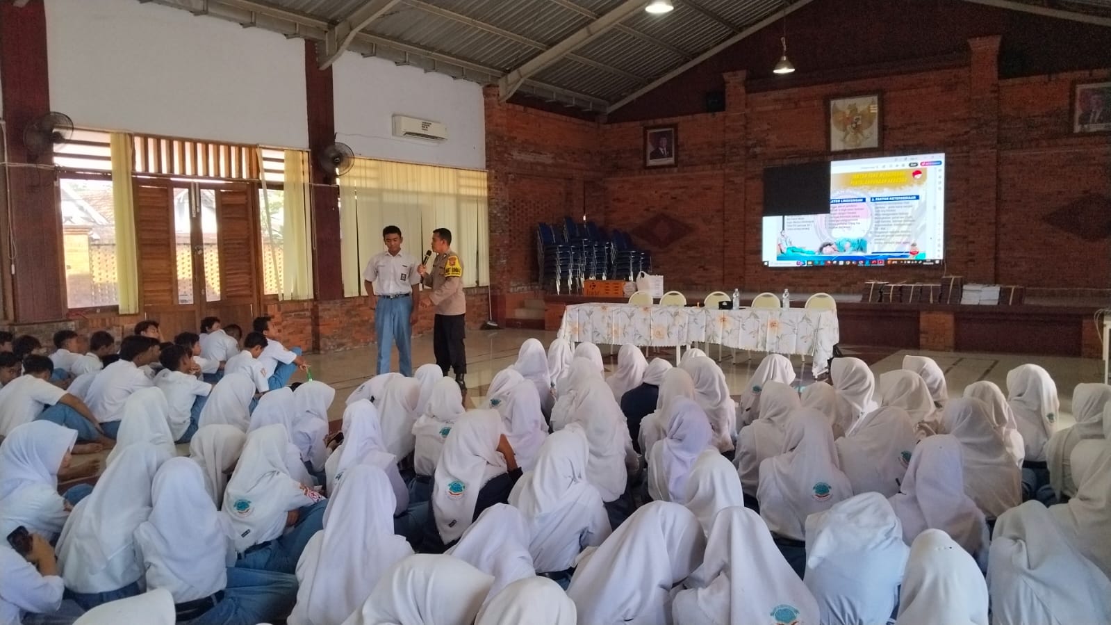 Siswa SMA N Kesamben ikuti giat sosialisasi narkoba dan Kenakalan Remaja dari Polsek Kesamben