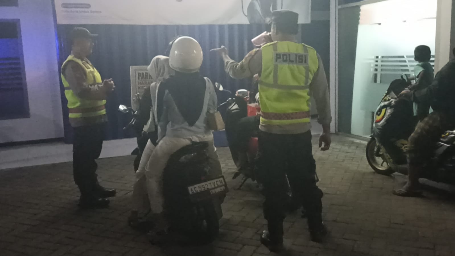 Personil Polsek Jogoroto Gelar patroli, Sasar Mesin ATM Bank BRI Unit Jogoroto Serta Dialogis Kamtibmas Dengan Warga Masyarakat