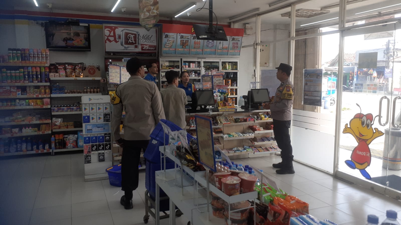 Jaga Kamtibmas, Polsek Jogoroto Gelar Patroli Mobiling  Sambang Obyek Vital Minimarket Antisipasi Gangguan Kambtibmas