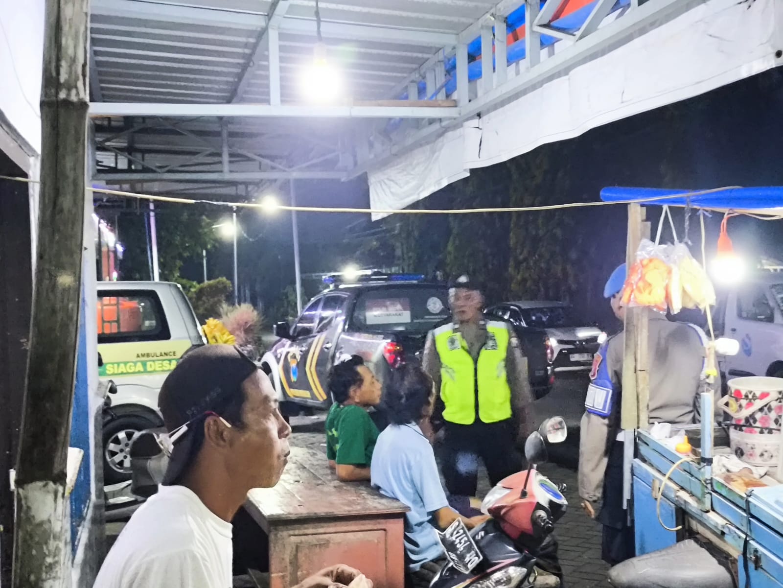 Patroli anggota Polsek Megaluh sasar pedagang kaki lima sampaikan pesan kamtibmas , wujud kedekatan Polri bersama masyarakat