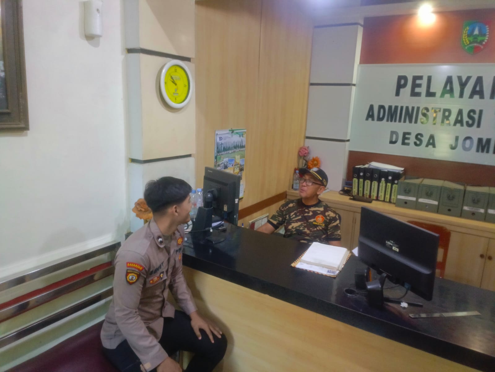 Bhabinkamtibmas Sambang Desa Dialogis Perangkat Desa Jombok Ngoro