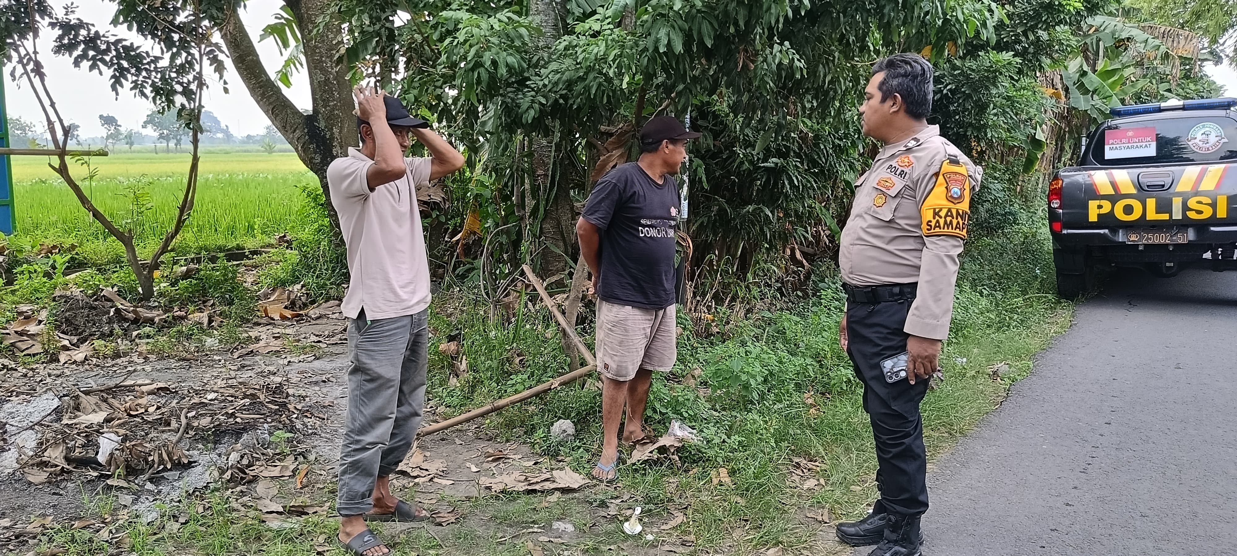 Sambang desa binaanya dilakukan oleh bhabinkamtibmas desa Perak untuk jalin kerjasama yang baik dengan warga masyarakat