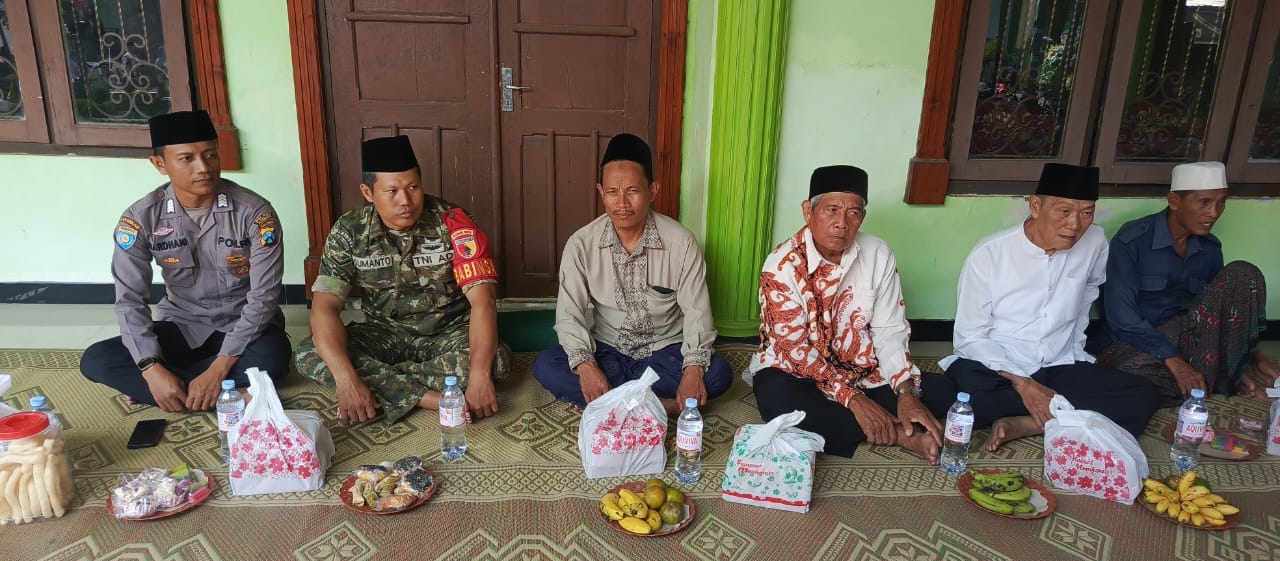 Bhabinkamtibmas Desa Alang-Alang Caruban Menghadiri Giat Pengajian Muslimat NU Di Masjid Fathimah Di Desa Alang-Alang Caruban