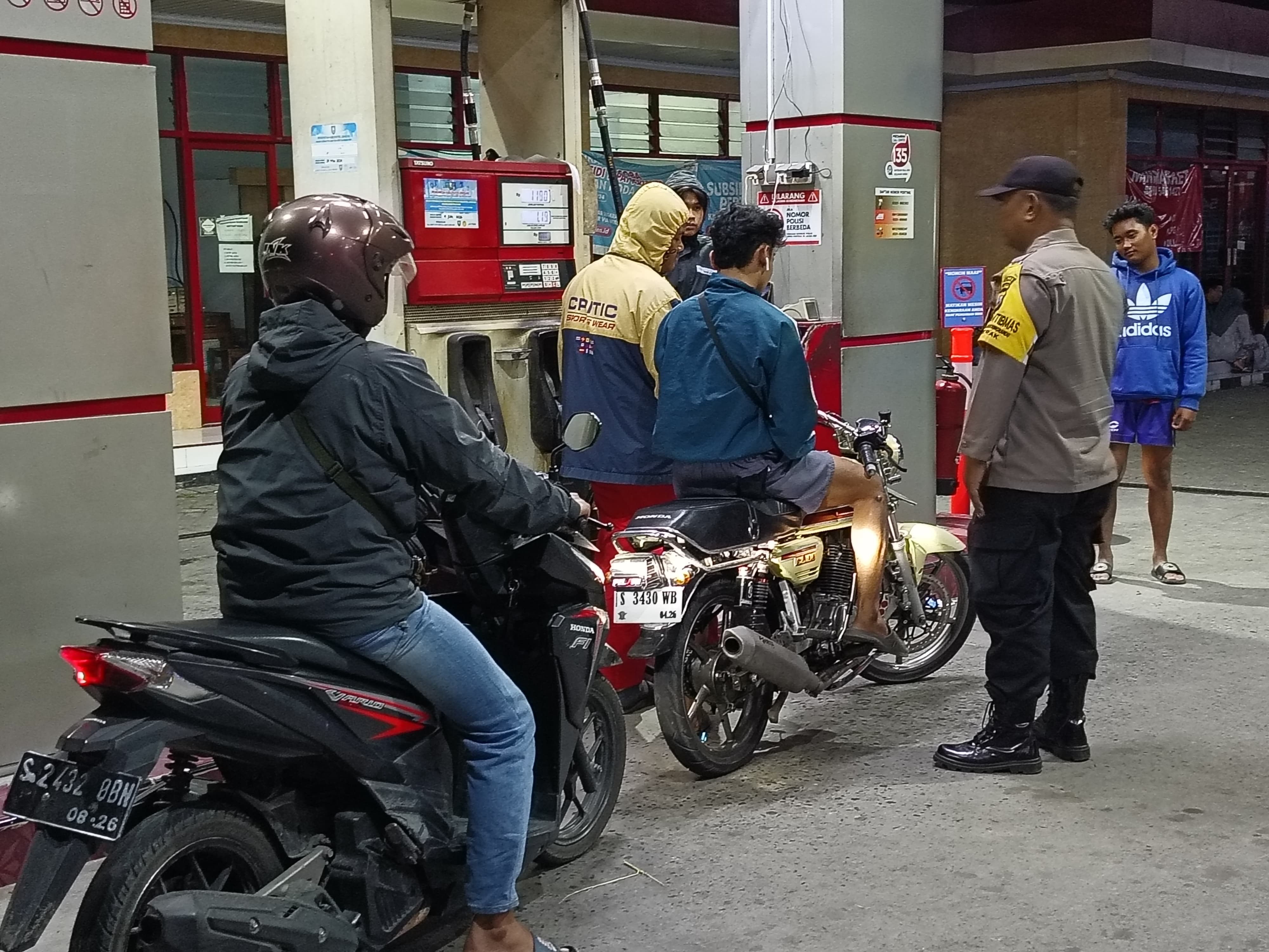 Cegah penyelewengan distribusi BBM di wilayah kecamatan perak anggota Polsek Perak giatkan patroli malam hari
