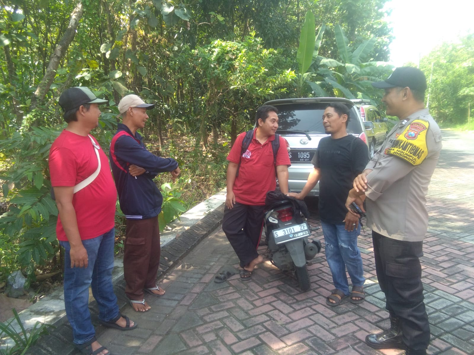 Patroli Polsek Jogoroto Sampaikan Pesan Kamtibmas Kepda Warga Masyarakat Agar Selalu Waspada Terhadap Pelaku Kejahatan