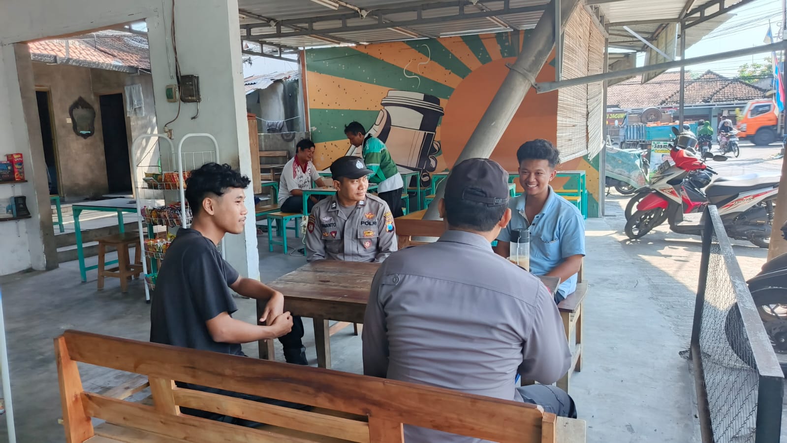 Anggota Polsek Jogoroto Melaksanakan Kegiatan Patroli Rutin Yang Di Laksanakan Oleh Aiptu Iswanto dan dua Anggota Polsek Jogoroto Lainnya, Medatangi Warung Wifi Yang Berada Di Ds. Jogoroto