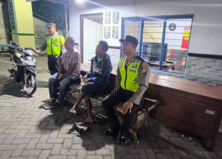 Patroli Anggota Polsek Megaluh sampaikan pesan kamtibmas kepada warga desa ngogri agar selalu meningkatkan ronda malam karena dapat memberikan rasa aman bagi masyarakat
