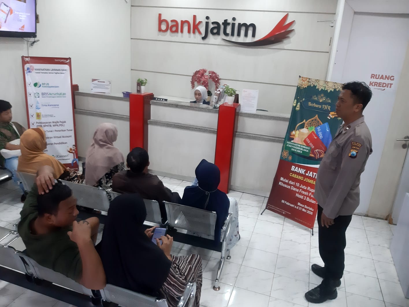Polsek Perak giat jaga Bank Jatim unit Perak untuk memberikan rasa aman dan nyaman bagi nasabah