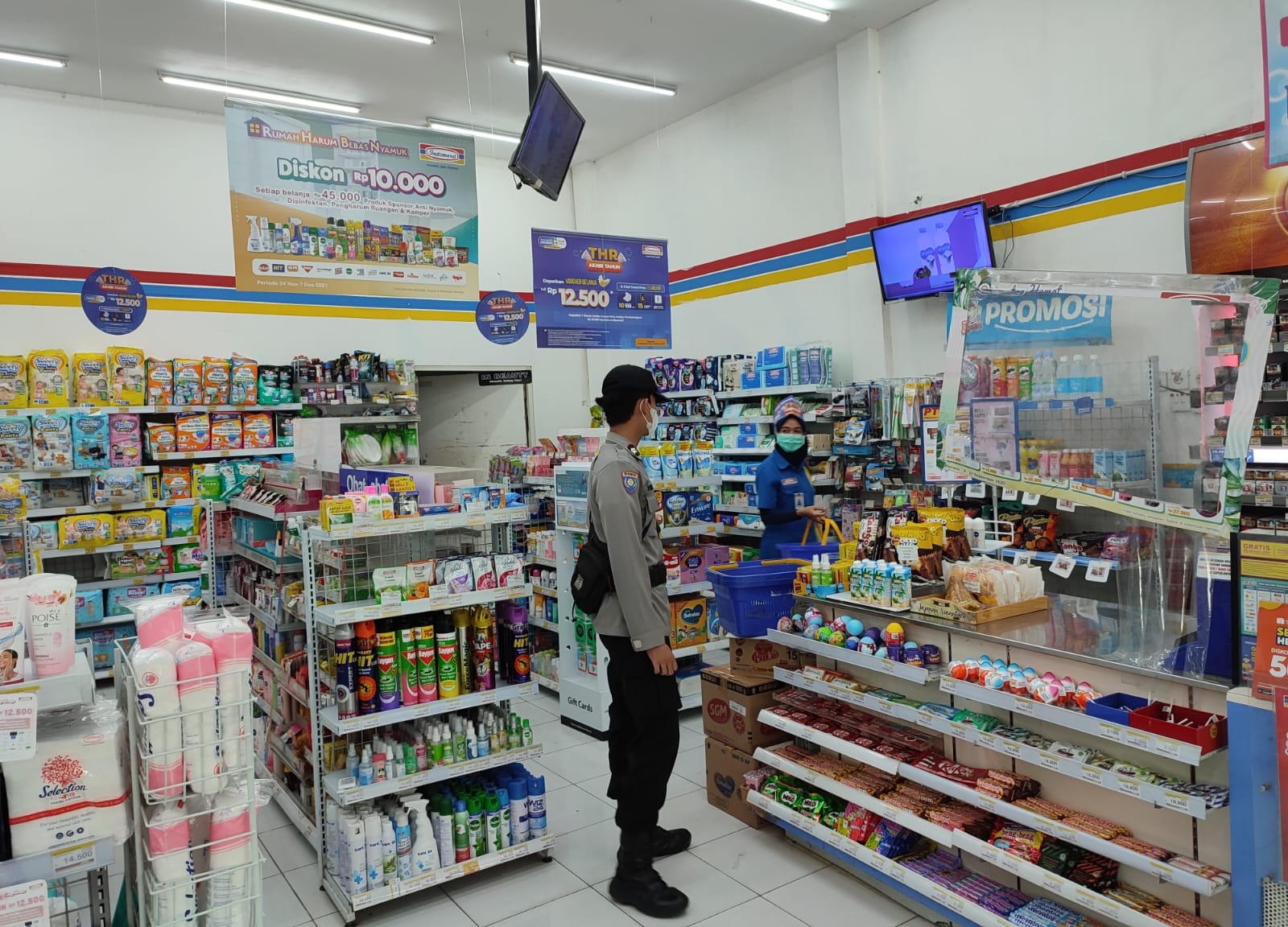 Patroli Harkamtibmas Rutin polsek kudu sasar Indomaret Tapen, ciptakan rasa bagi bagi pengunjung di wilkum kudu.