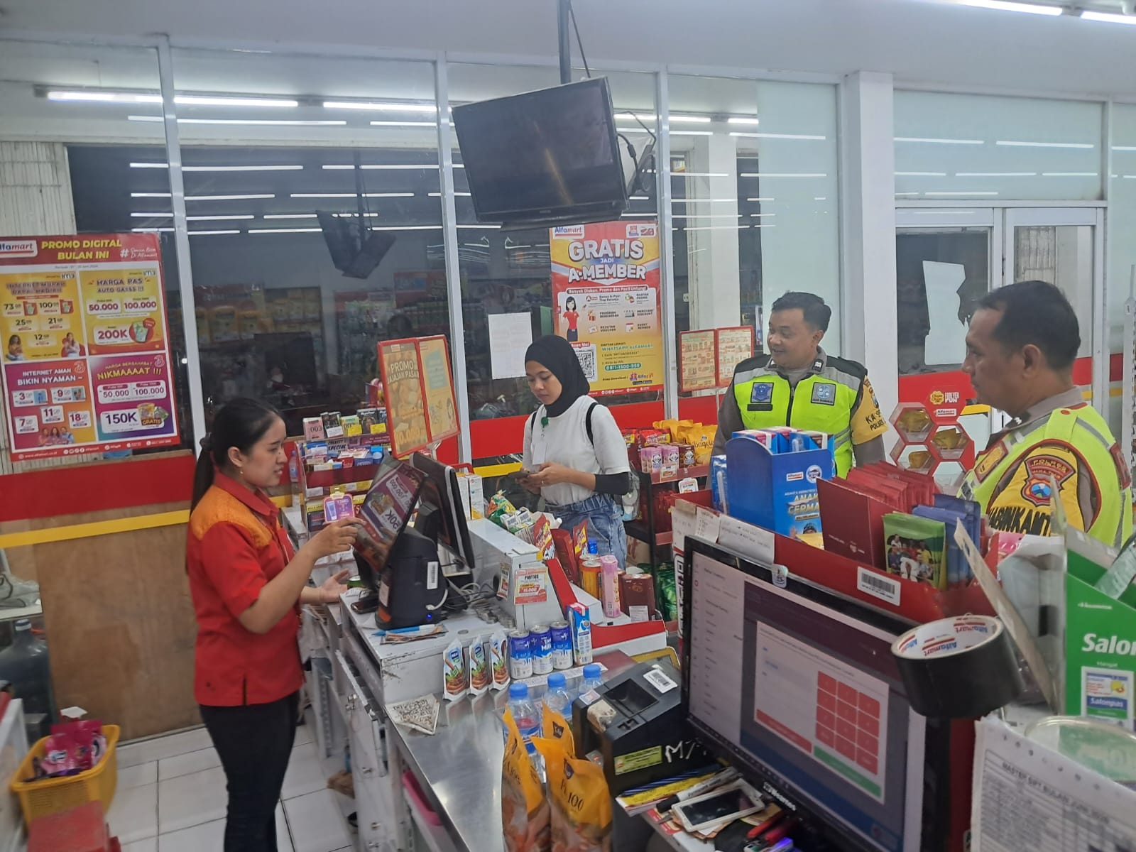 Personil SPKT Polsek Jogoroto Patroli Malam Hari Sasar Obyek Vital Minimarket Serta Memberi Himbauan Kamtibmas Kepada Karyawan Dan Warga Masyarakat