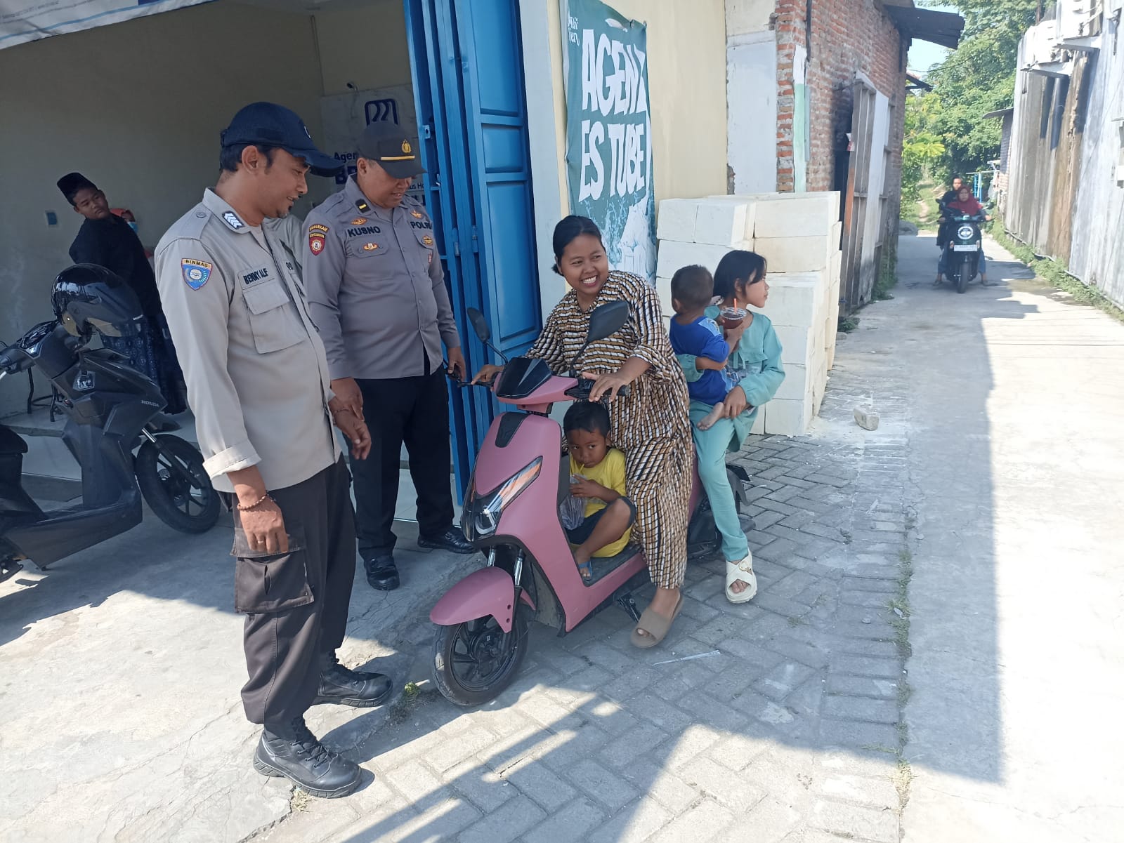 Personil Polsek Jogoroto Di Pimpin Kanit Sabhara Memberikan Himbauan Keselamatan Berlalu-lintas kepada Masyarakat