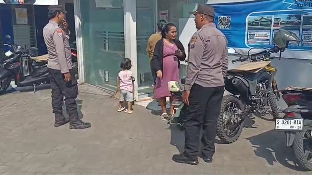 Kanit Sabhara Polsek Jogoroto Bersama Personil SPKT Polsek Jogoroto Gelar patroli, Sasar Mesin ATM Bank BRI Serta Dialogis Kamtibmas Dengan Nasabah