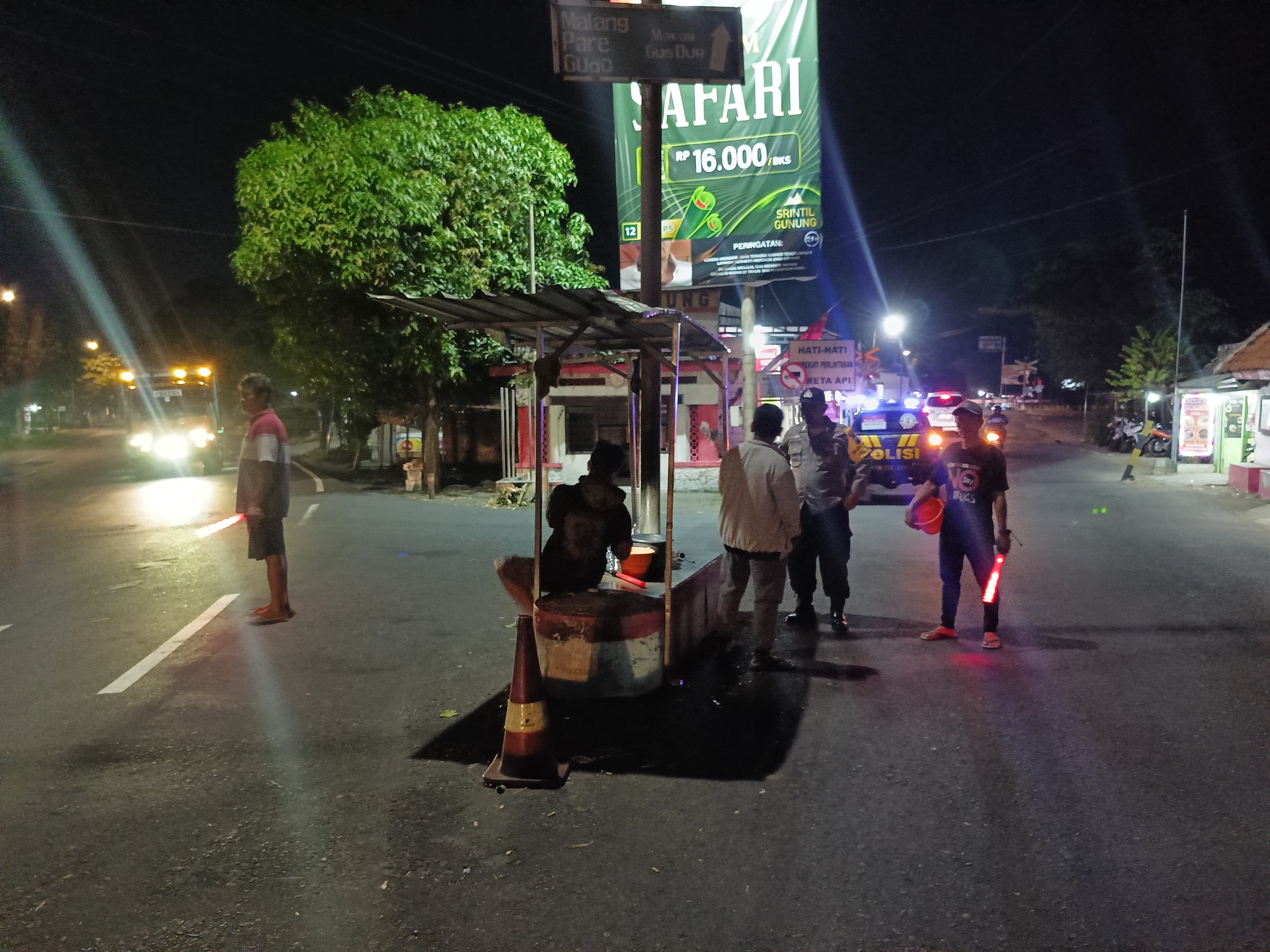 Cegah 3c di malam hari anggota Polsek Perak siaga di pertigaan Sembung untuk pantau situasi supaya menjadi aman dan kondusif