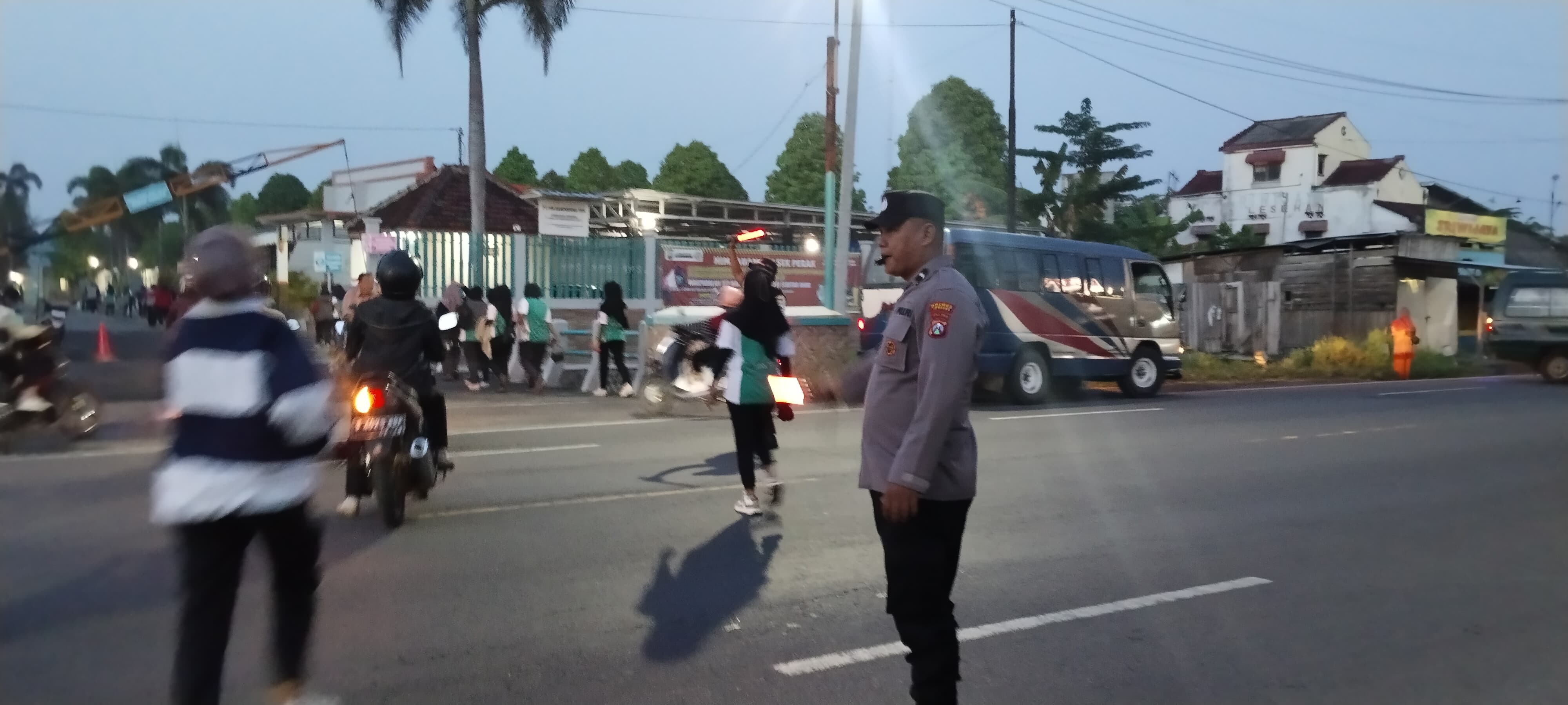 Kring pagi hari di wilayah kecamatan perak dilakukan anggota Polsek Perak untuk ciptakan situasi yang aman dan lancar bagi pengendara kendaraan bermotor