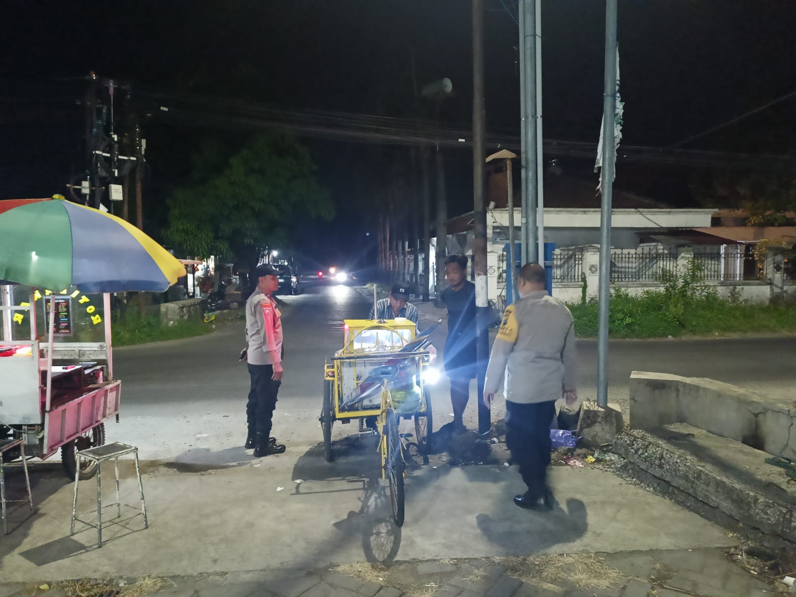 Ciptakan Rasa Aman, Anggota SPKT Polsek Jogoroto Gencarkan Patroli Sepertiga Malam Di Titik Rawan Kejahatan