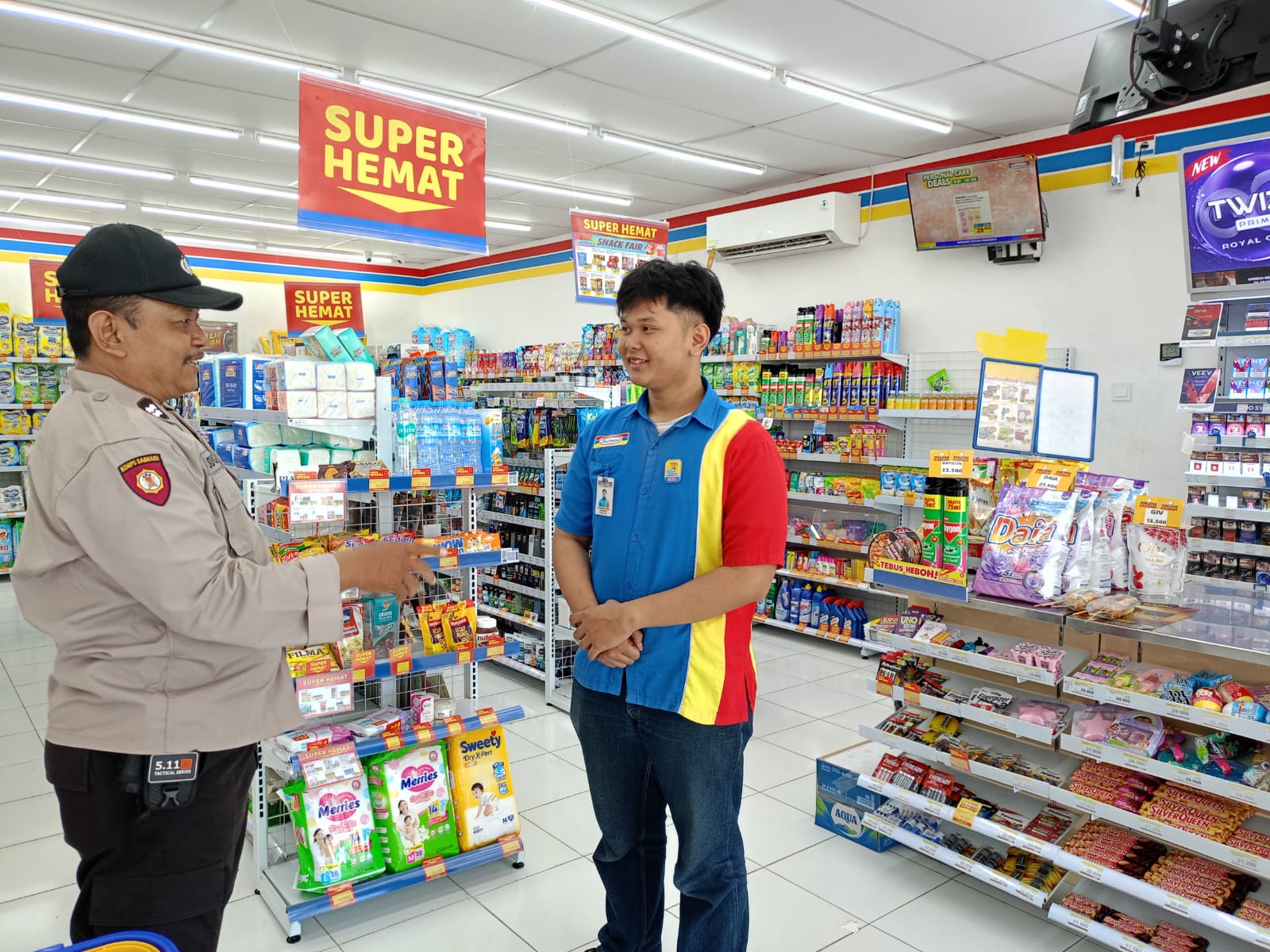 Ciptakan rasa aman bagi pengunjung perbelanjaan swalayan, patroli polsek kudu sasar Indomaret Tapen.