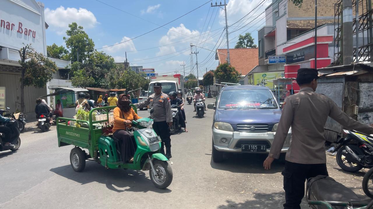 Personil Polsek Ngoro Pengaturan Lalu Lintas Pasar Ngoro