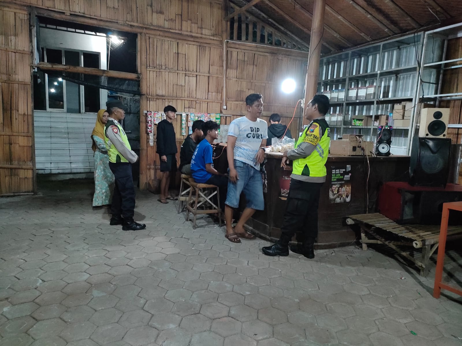 Amankan Wilayah, Patroli Polsek Kesamben Sasar dan Himbau Pengunjung Warung Kopi