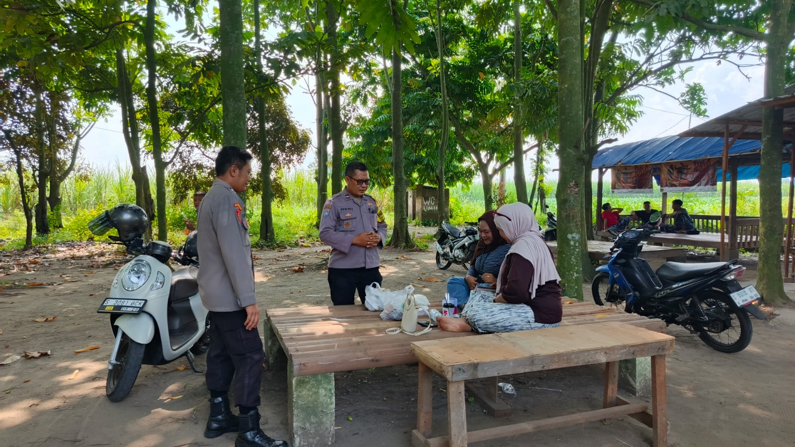 Unit SPKT Polsek Jogoroto Di Samping Kegiatan Patrolinya Tak Henti-Henti Memberikan Binluh kepada masyarakat tentang bahaya berita Hoax Yang Dapat Memecah Belah Persatuan Dan Menimbulkan Fitnah