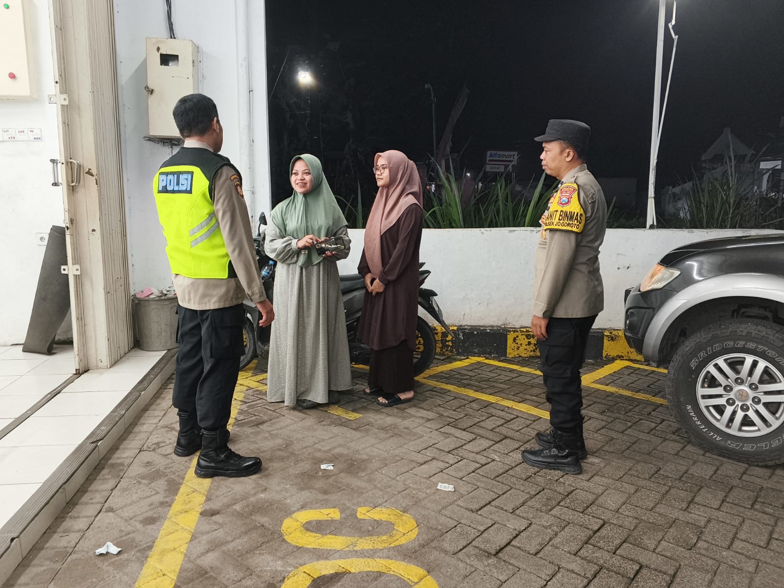 Unit SPKT Polsek Jogoroto Patroli Malam Hari Memberikan Himbauan Keselamatan Berlalu-lintas kepada Masyarakat / Para Pemuda