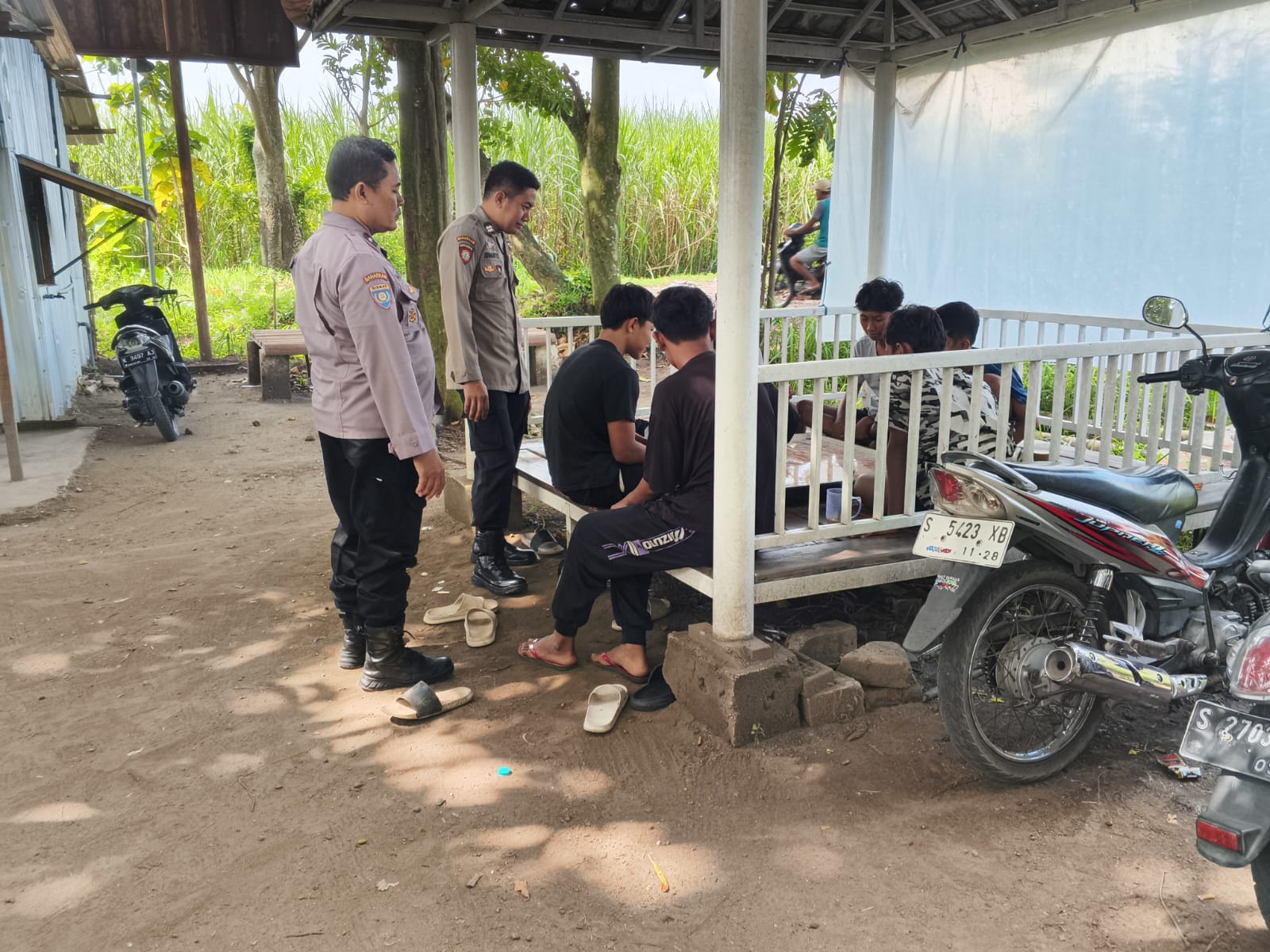 Dalam Kesempatan Yang Sama Anggota Polsek Jogoroto Melaksanakan Giat Patroli Harkamtibmas Tak Lupa Memberikan Himbauan Tentang Bahaya Narkoba Kepada Para Pemuda