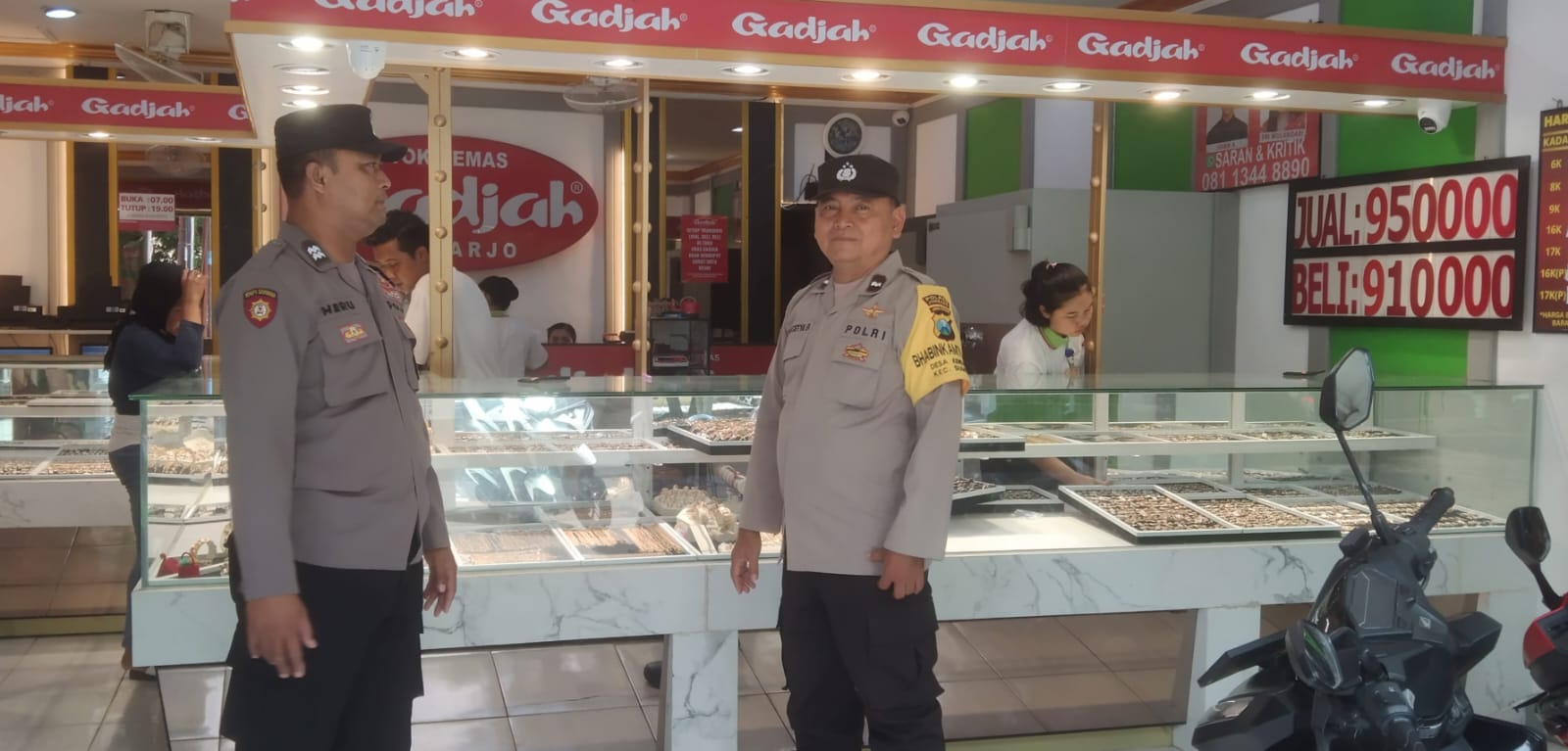 Polsek Sumobito gelar patroli dialogis di pasar Sumobito jalin kedekatan dengan masyarakat