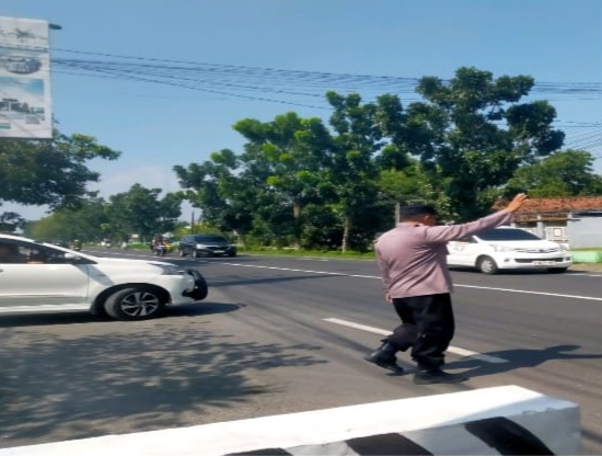 Personel Polsek Tembelang melaksanakan kegiatan pengaturan lalu lintas (Gatur Pagi) di sejumlah titik rawan kemacetan