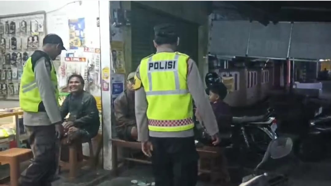 Polsek Jogoroto Gencarkan Patroli Blue Light di Titik Rawan Kejahatan Sekaligus Dialogis Kamtibmas Dengan Warga Masyarakat