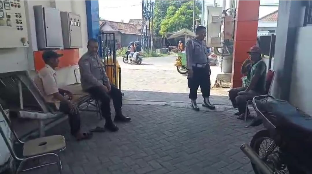 Patroli Harkamtibmas Anggota Polsek Jogoroto Dialogis Kamtibmas Dengan Juru Parkir Agar Selalu Waspada Terhadap Pelaku 3c