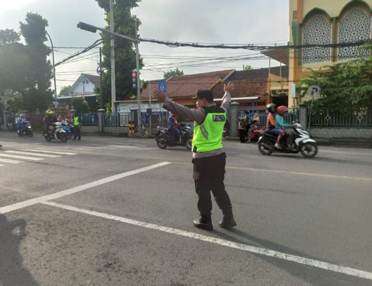 Giat kring pagi polsek mojoagung, sebrangkan anak sekolah dan warga masyarakat,.