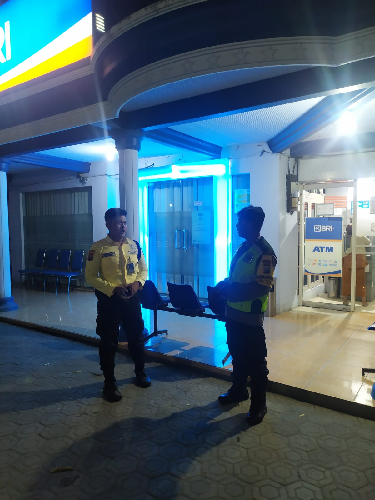 beri rasa aman yang akan bertransaksi di atm, petugas piket polsek kudu sasar ATM Bank Bri Tapen.