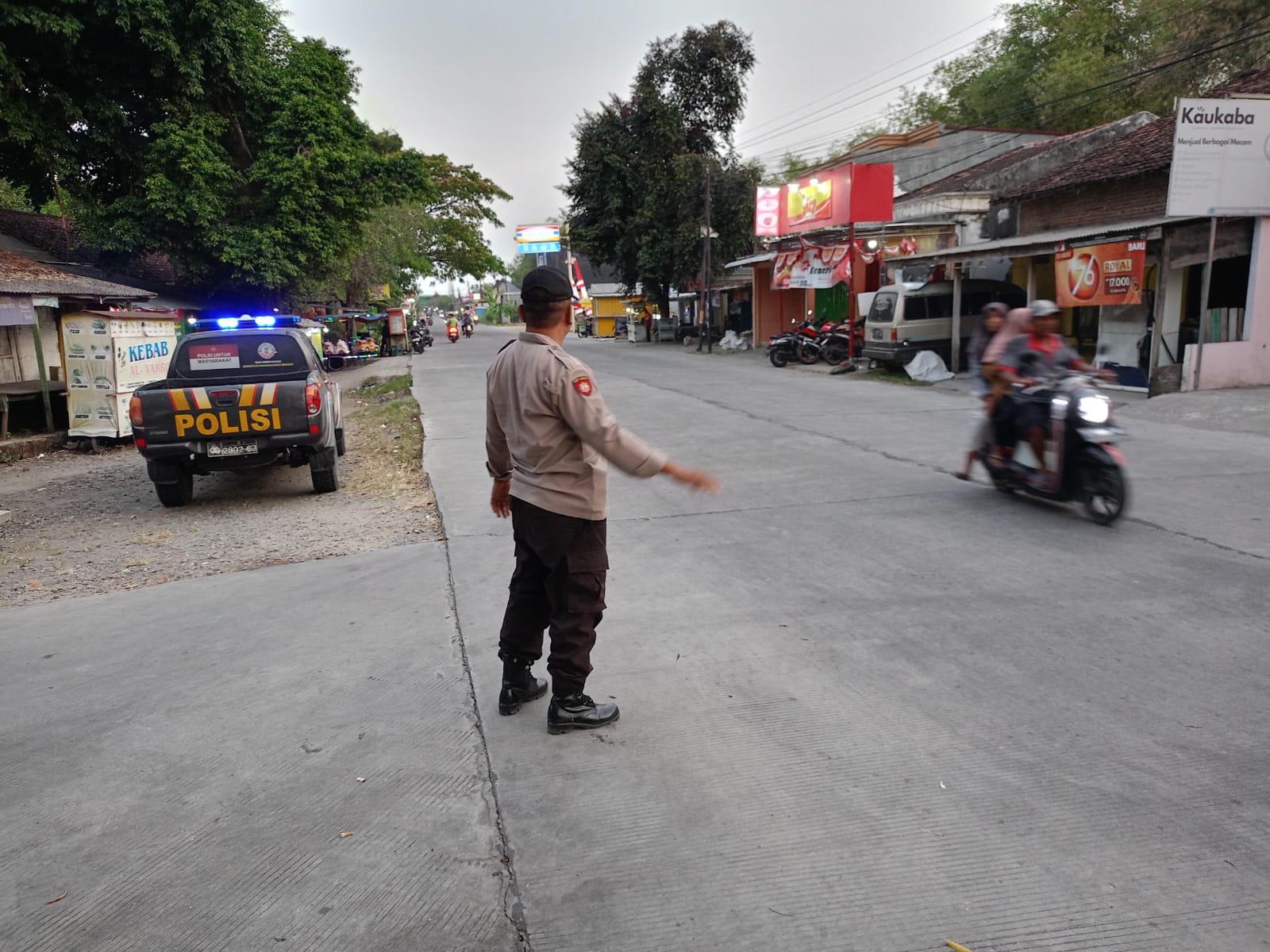 Giat Kring Pagi Polsek Kudu Mengatur Lalin Pertigaan Pasar Tapen