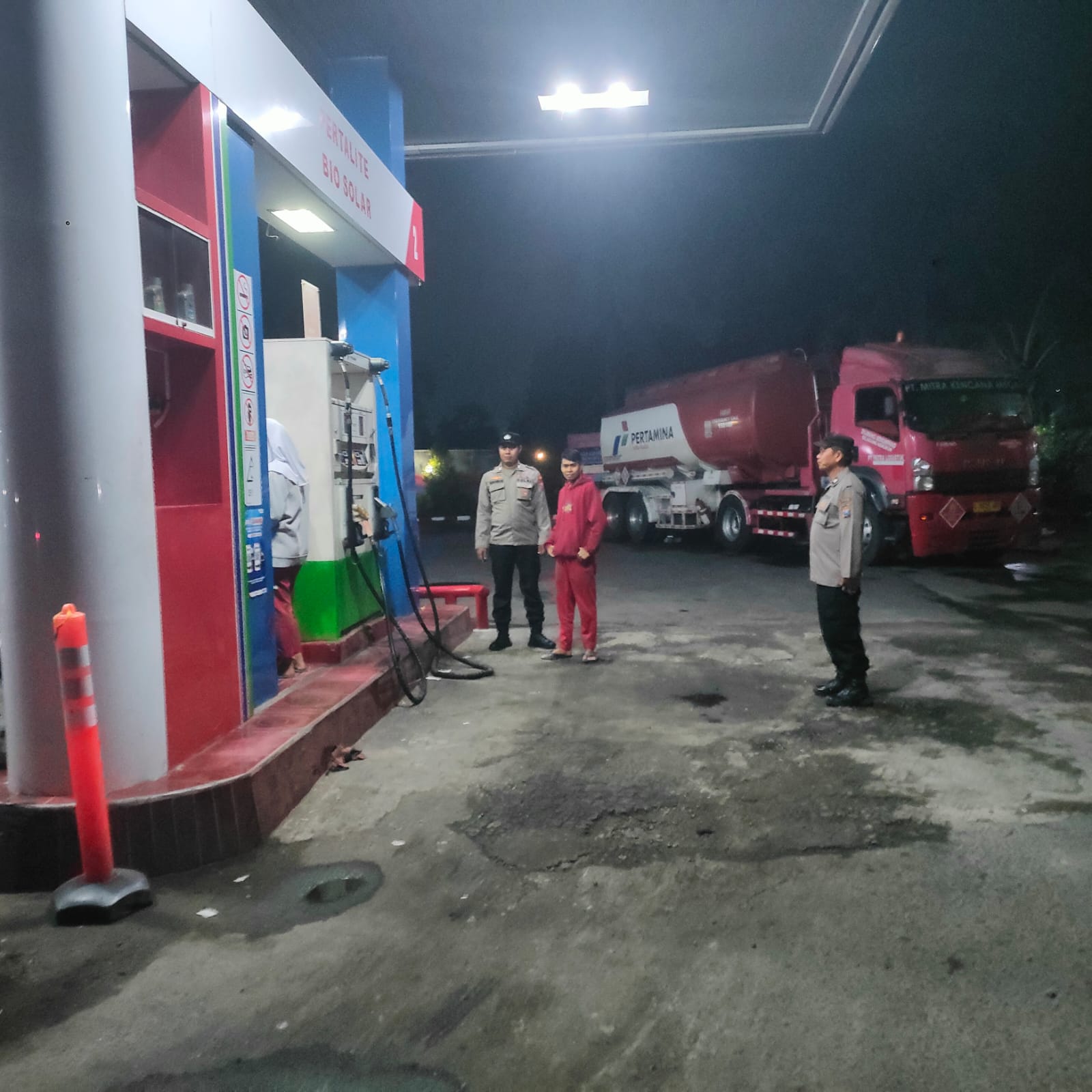 Tingkatkan Keamanan Patroli Harkamtibmas Polsek Ngoro di SPBU Kesamben Ngoro