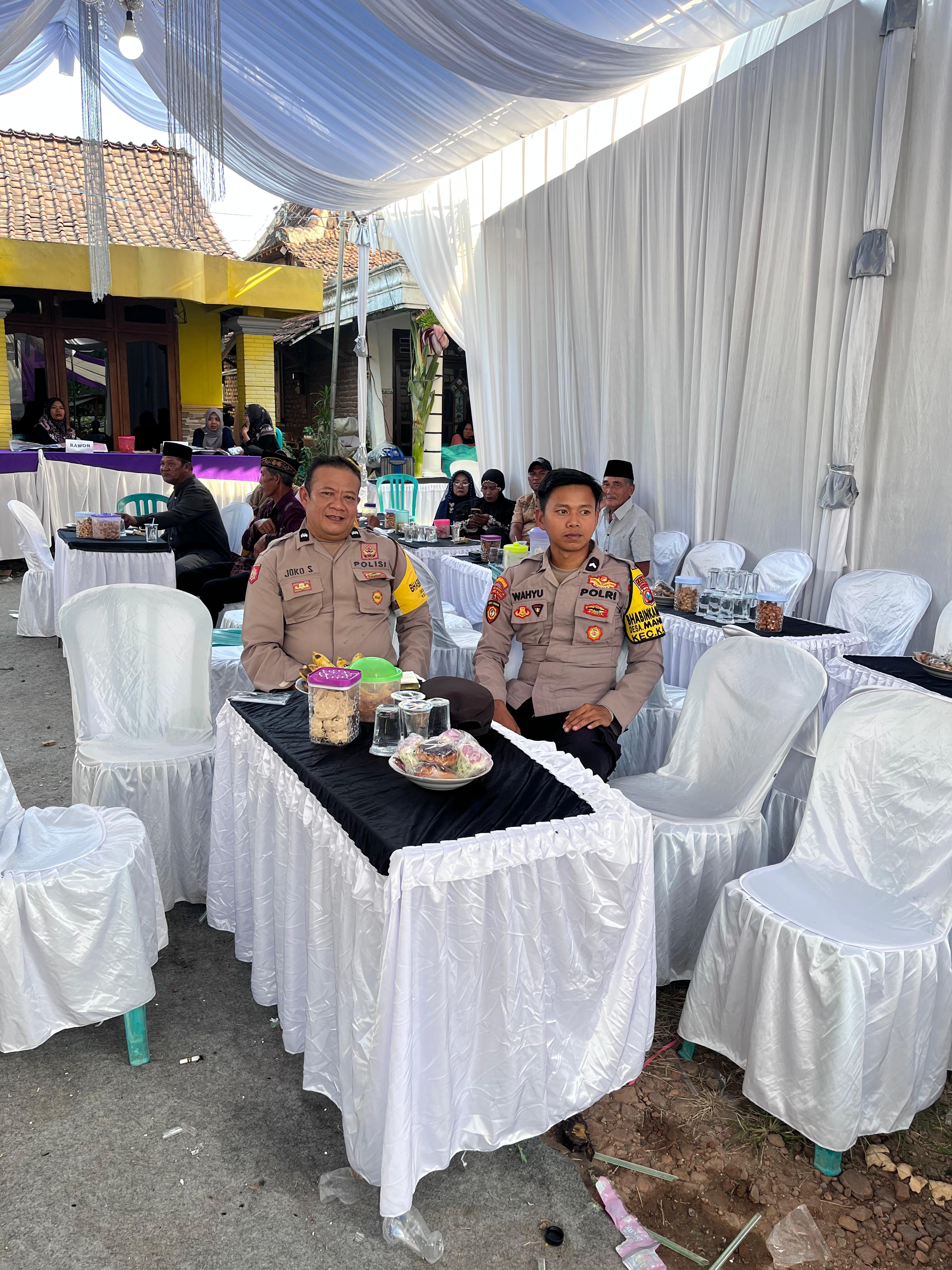 POLSEK KABUH LAKSANAKAN PENGAMANAN HIBURAN MUSIK ELEKTONE DI DESA SUMBERINGIN