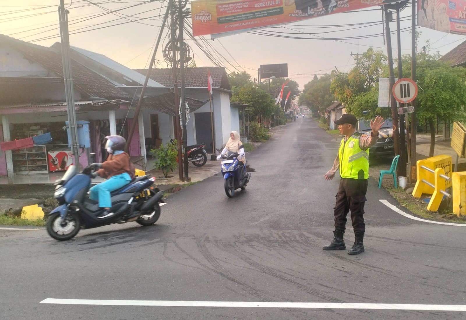 Polsek Kudu Laksanakan Giat Pengaturan Jalan pada Persimpangan Rawan Laka Lantas
