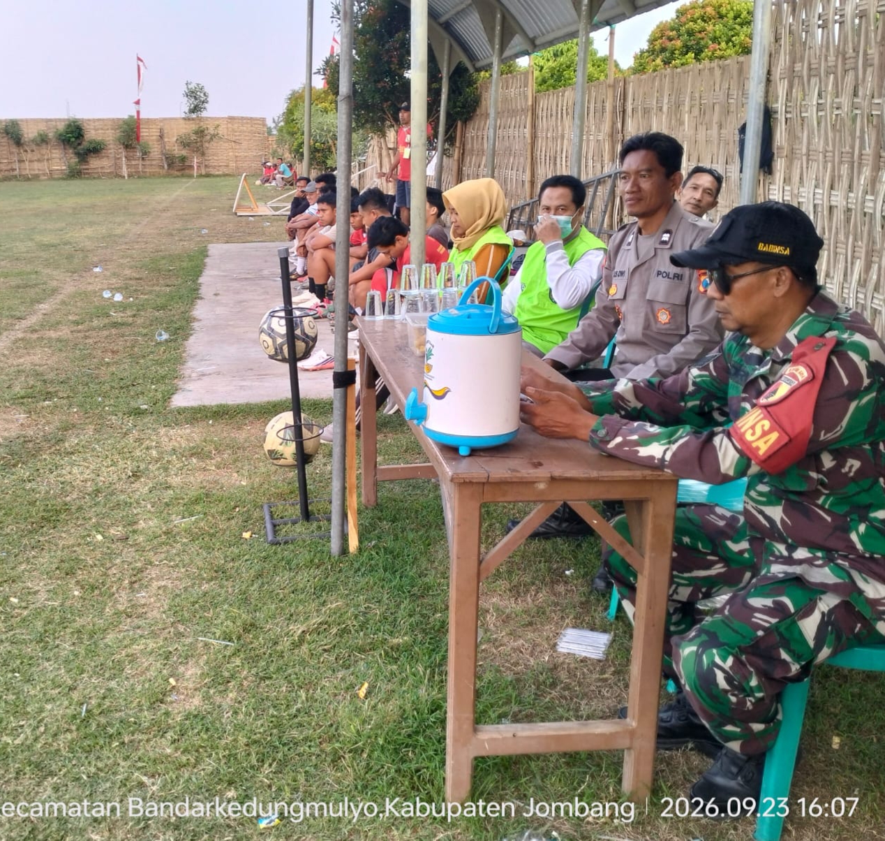 Polsek Bandarkedungmulyo melaksanakan giat pengamanan turnamen sepak bola PSG CUP di lapangan Agrowisata Gondangmanis
