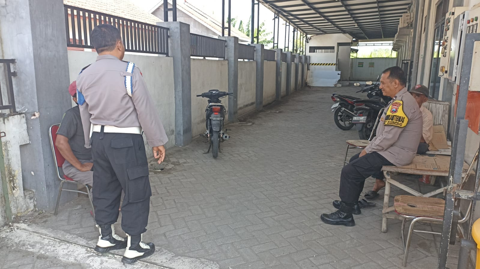 Waspada Pelaku Curanmor Anggota SPKT Polsek Jogoroto Memberi Himbauan Kepada Juru Parkir