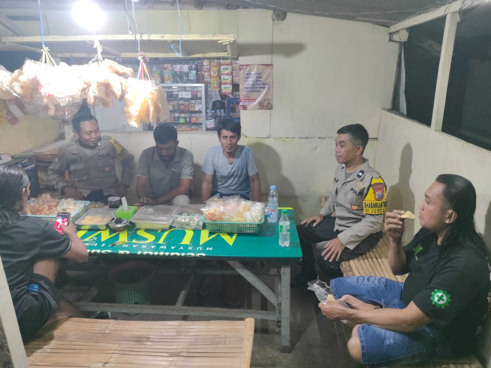 Bhabinkamtibmas Polsek Kesamben Sambangi Warga, Berikan Himbauan Bahaya Judi Online