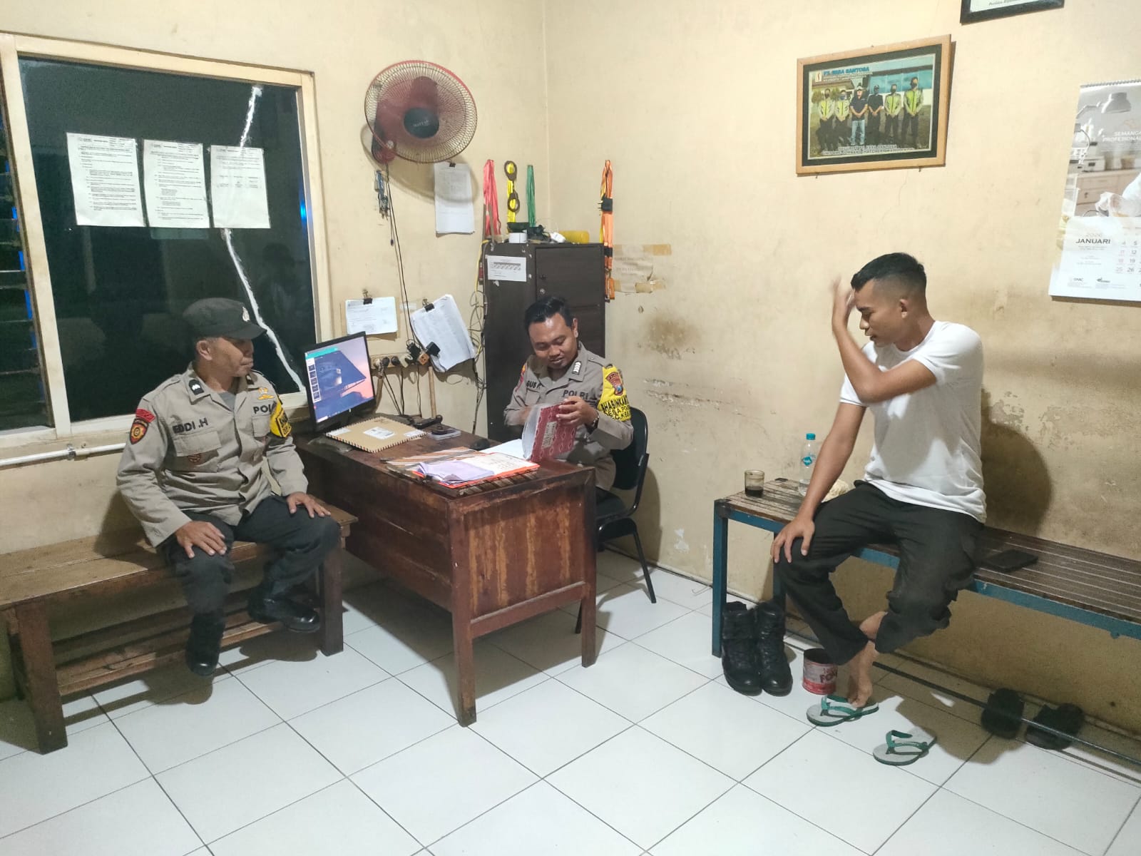 Personel Polsek Kesamben Laksanakan Patroli ke Perusahaan dan Sampaikan Himbauan Kamtibmas