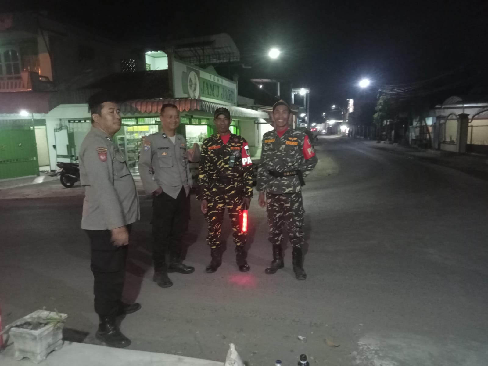Kanit Binmas dan Bhabinkamtibmas Polsek Tembelang Sambangi Warga dan Sampaikan Himbauan Kamtibmas