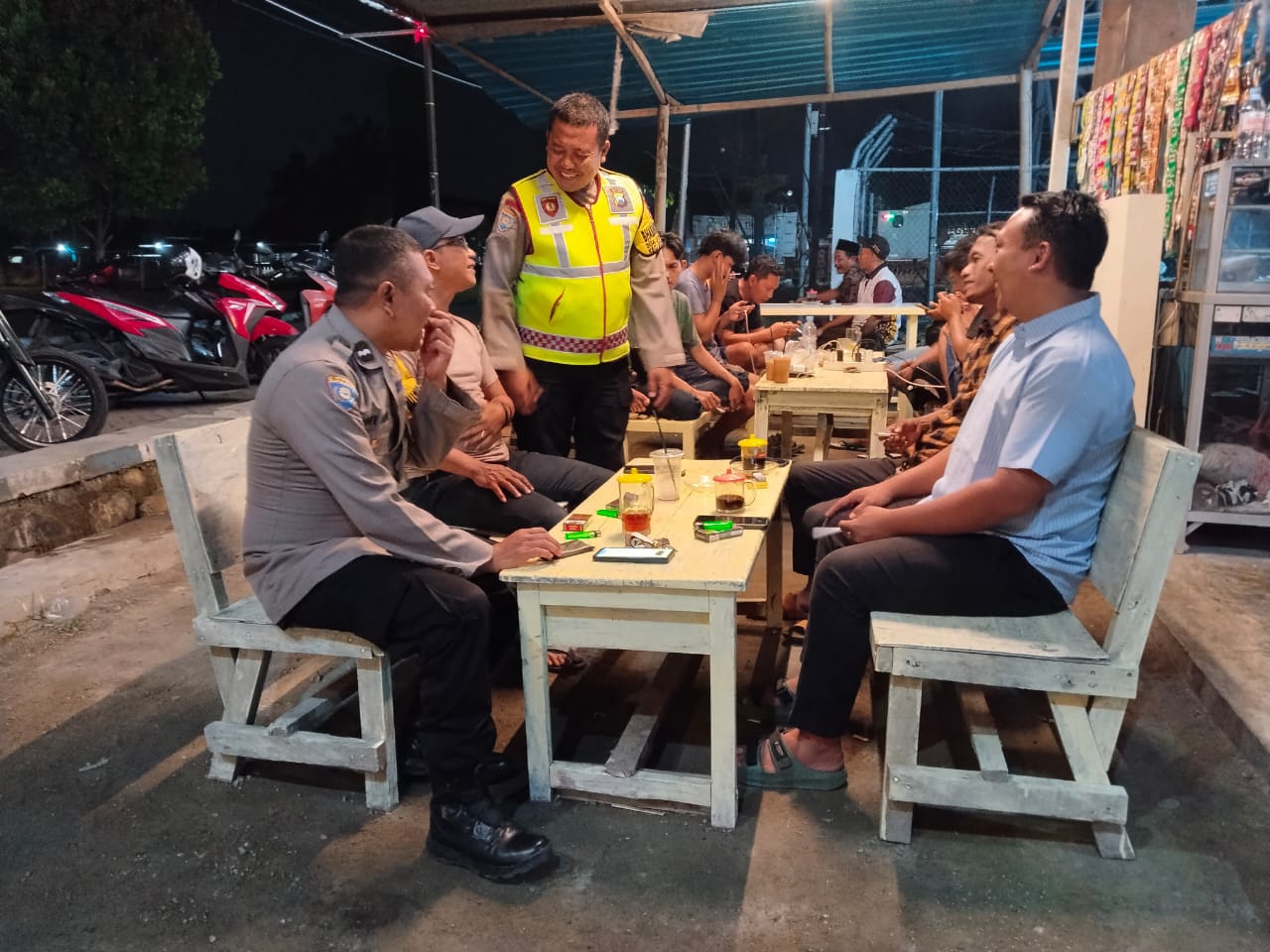 Patroli Dialogis Polsek Jogoroto Sambangi Warung Kopi Serta Dialogis Kamtibmas Dengan Warga Masyarakat