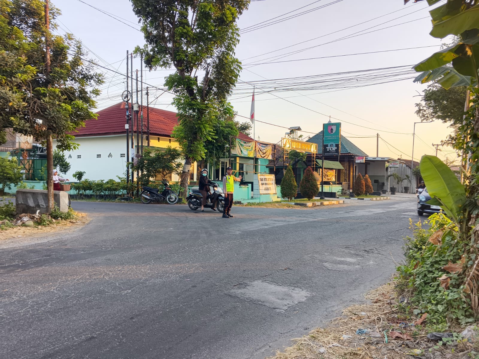 Unit SPKT Polsek Jogoroto Melaksanakan Giat Pengaturan Pagi Sebagai Wujud Pelayanan Polsek Jogoroto Kepada Masyarakat