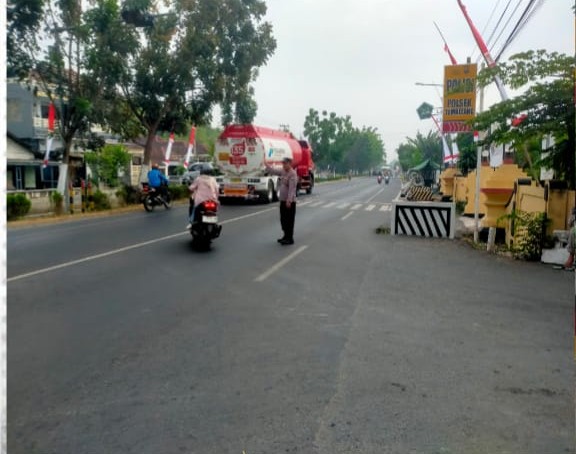 Personil Polsek Tembelang Polres Jombang melaksanakan giat turlalin pagi di Pertigaan Depan Mako Polsek Tembelang