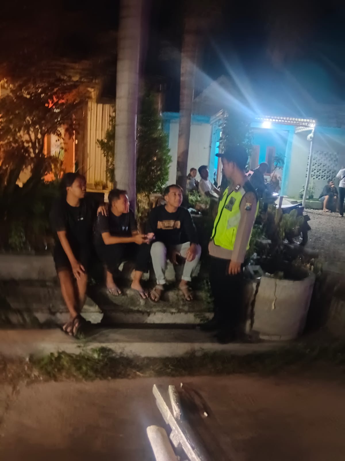 Personil Polsek Kudu Patroli Dialogis Dengan Sejumlah Pemuda Untuk Tetap Menjaga Kondusifitas Wilayah