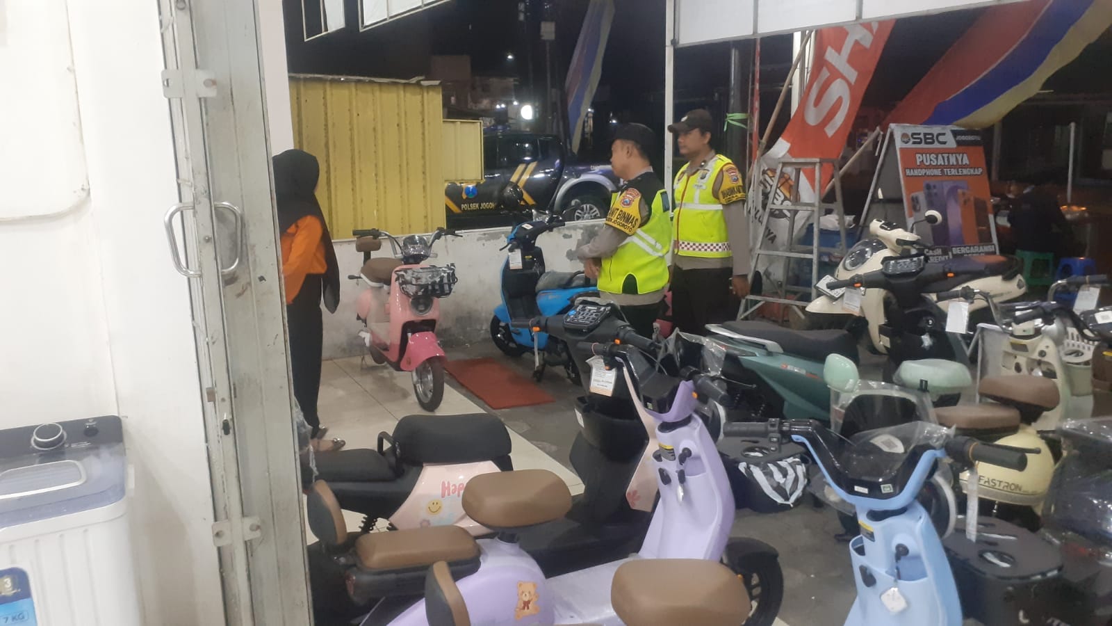 Anggota SPKT Polsek Jogoroto Patroli Harkamtibmas Sambangi Obyek Vital Pertokoan Serta Memberi Himbauan Kamtibmas Kepada Penjaga Toko
