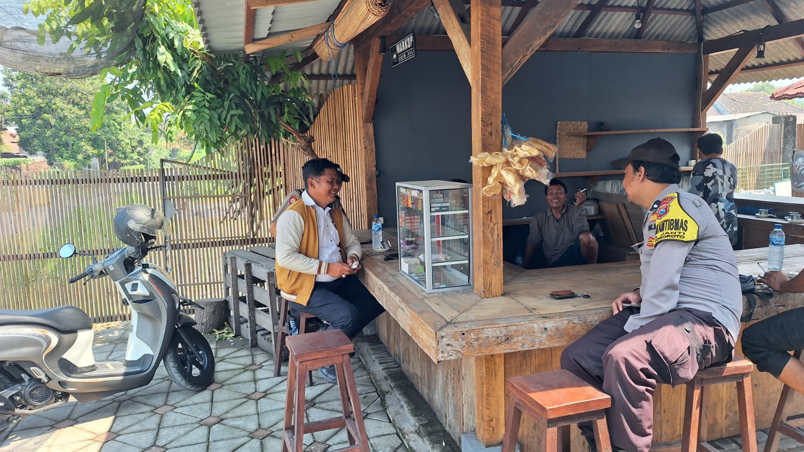 Personil Polsek Jogoroto Patroli Siang Hari Sambang Pemukiman Serta Dialogis Kamtibmas Bersama Warga Masyarakat Yang Berada Di Warung Kopi