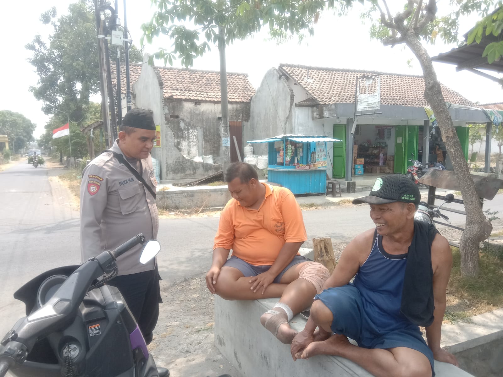 Unit SPKT Polusek Jogoroto Patroli Harkamtibmas Sambang Pemukiman Serta Dialogis Kamtibmas Dengan Warga Masyarakat Agar Selalu Waspada Terhadap Pelaku 3c