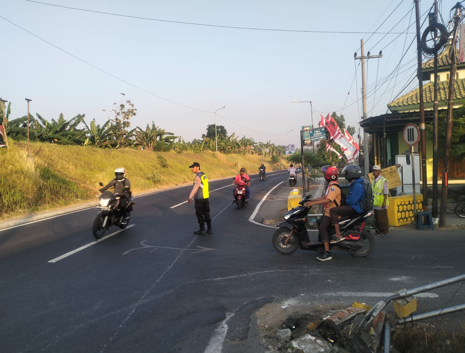 Polsek Kudu Giat Pengaturan Lalin di Simpang Tiga Pasar Tapen